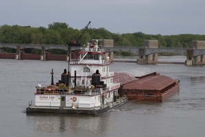 314-1459 Belleview IA - Barge appoaching Lock 12